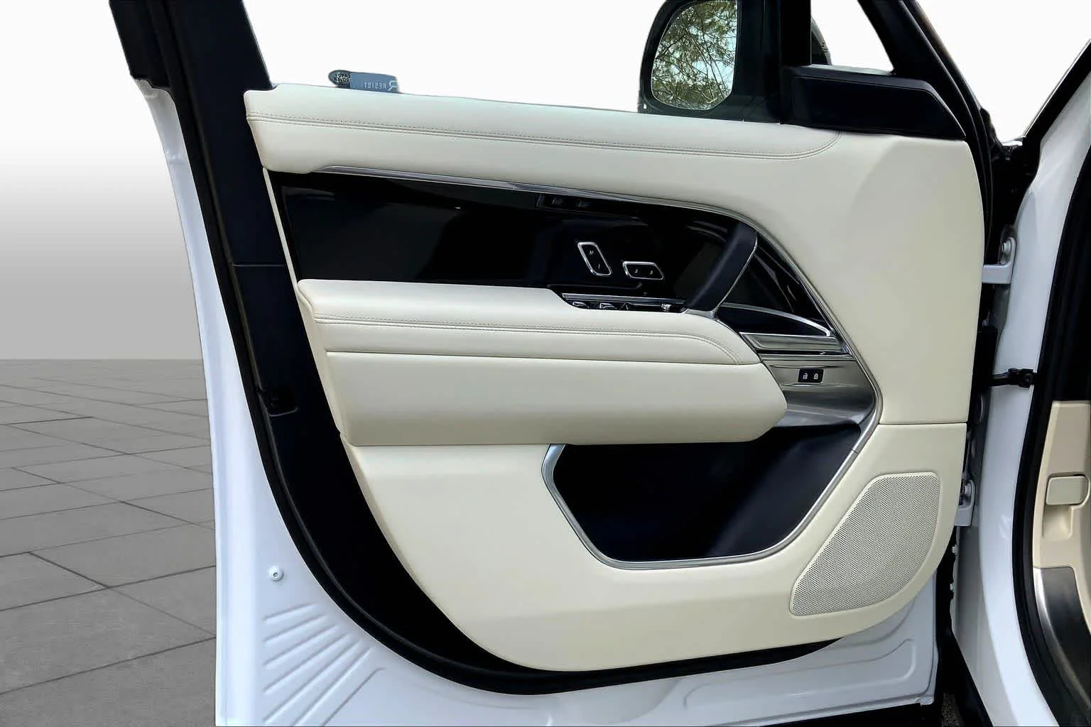 2023 Land Rover Range Rover SE - Photo 20