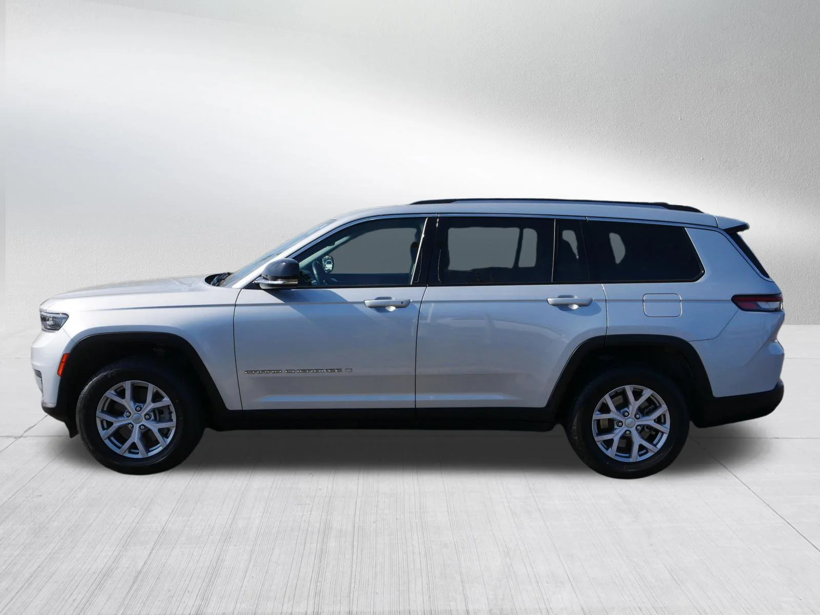 Used 2022 Silver Zynith Jeep Limited image 4