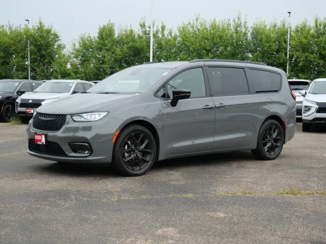 Used 2025 Chrysler Pacifica Limited with VIN 2C4RC1GG6SR512247 for sale in White Bear Lake, Minnesota