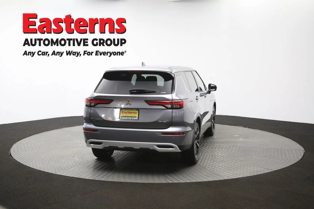 Used 2023 Silver Mitsubishi SE image 39