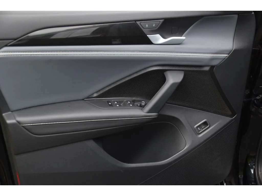 Used 2025 Deep Black Pearl Volkswagen SEL R-Line image 24