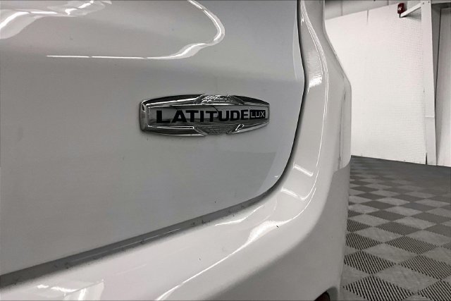 Used 2023 Bright White Clearcoat Jeep Latitude Lux image 9