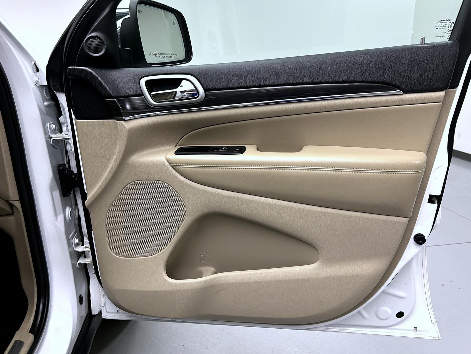 Used 2019 White Jeep Limited image 16