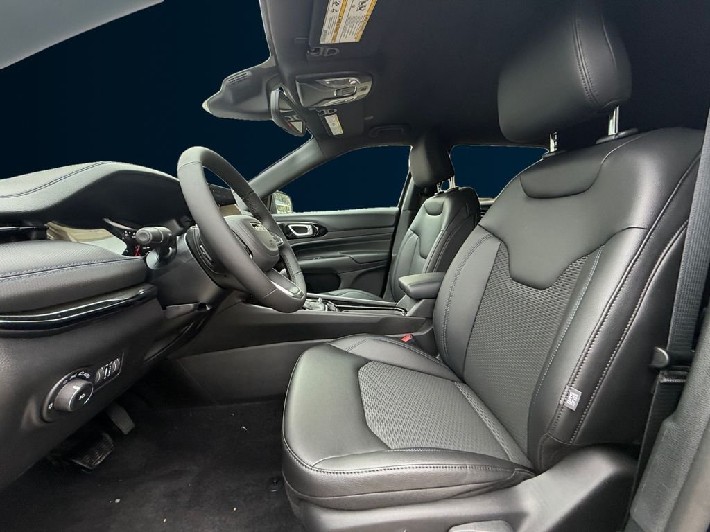 New 2026 Fathom Blue Pearl-Coat Exterior Paint Jeep Latitude image 10