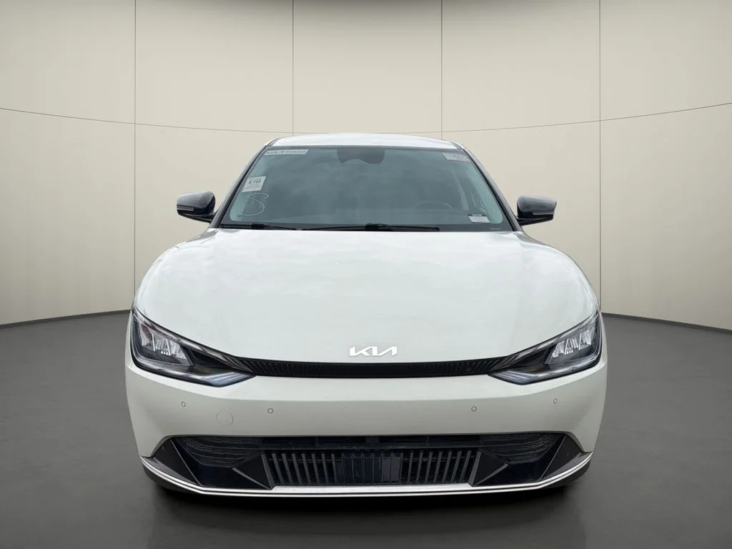 Used 2023 White Kia Wind image 2