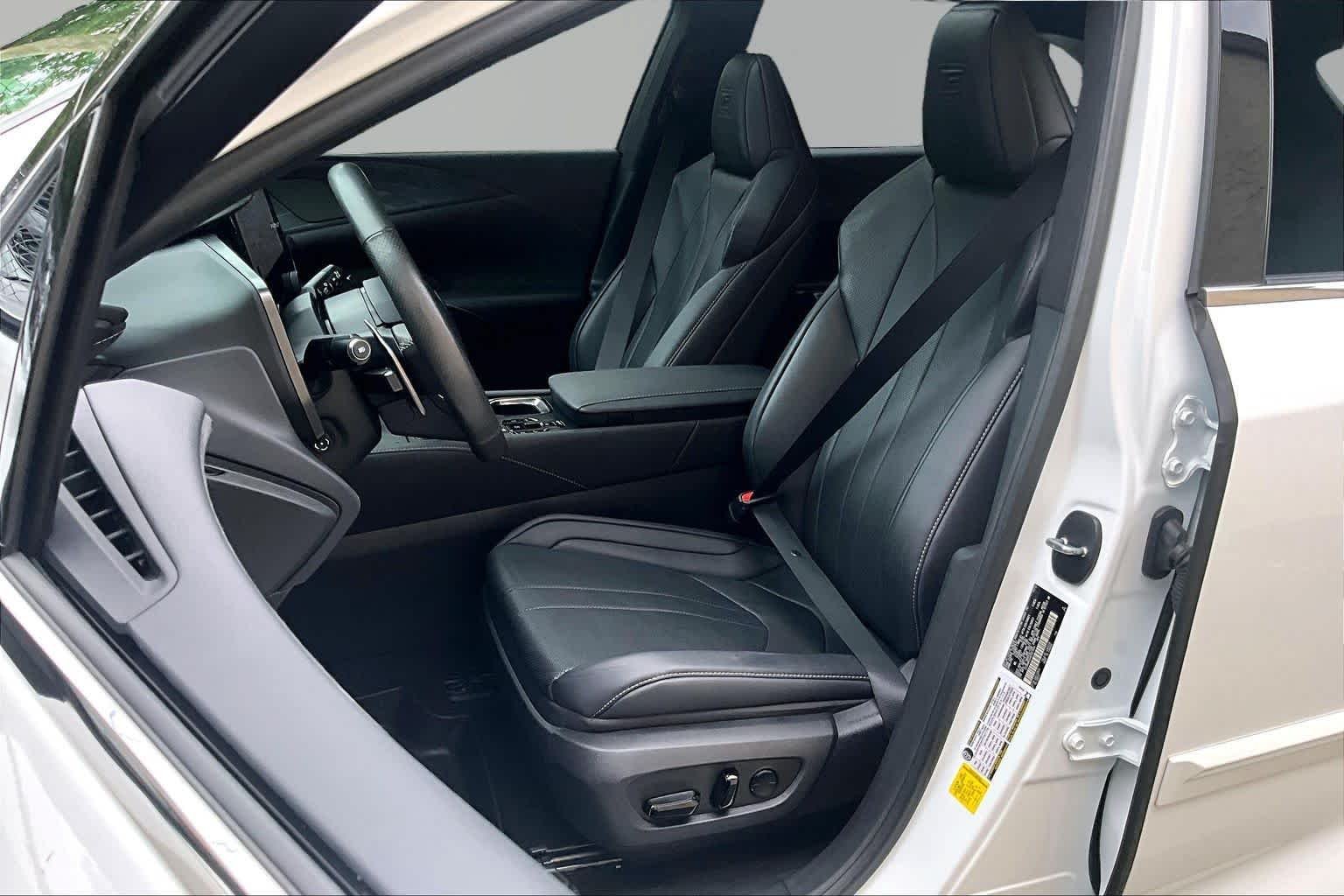 Used 2024 Ultra White Lexus F SPORT Handling image 8