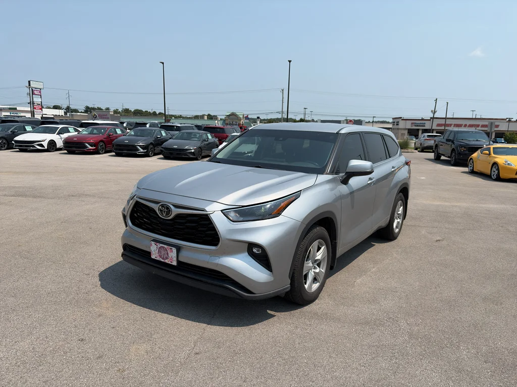 Used 2022 Celestial Silver Metallic Toyota LE image 7