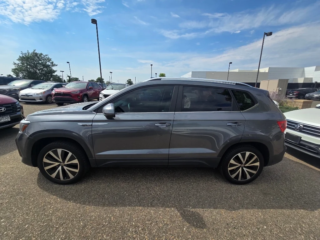 Used 2022 Platinum Gray Metallic Volkswagen SE image 2