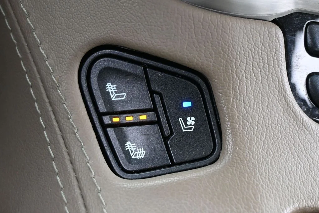 Used 2019 Crimson Red Tintcoat GMC SLT image 23