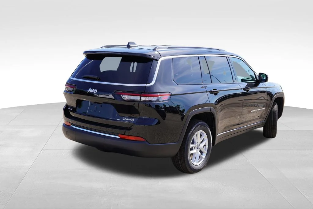 New 2026 Diamond Black Crystal Pearlcoat Jeep Laredo X image 3