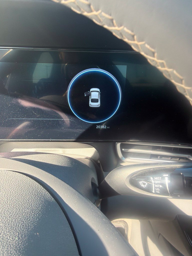 Used 2025 White Hyundai SEL Convenience image 6