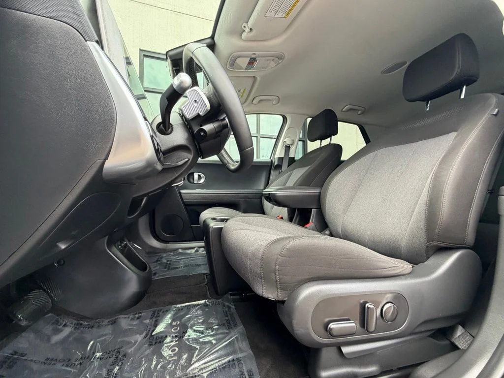Used 2024 White Hyundai SEL image 10