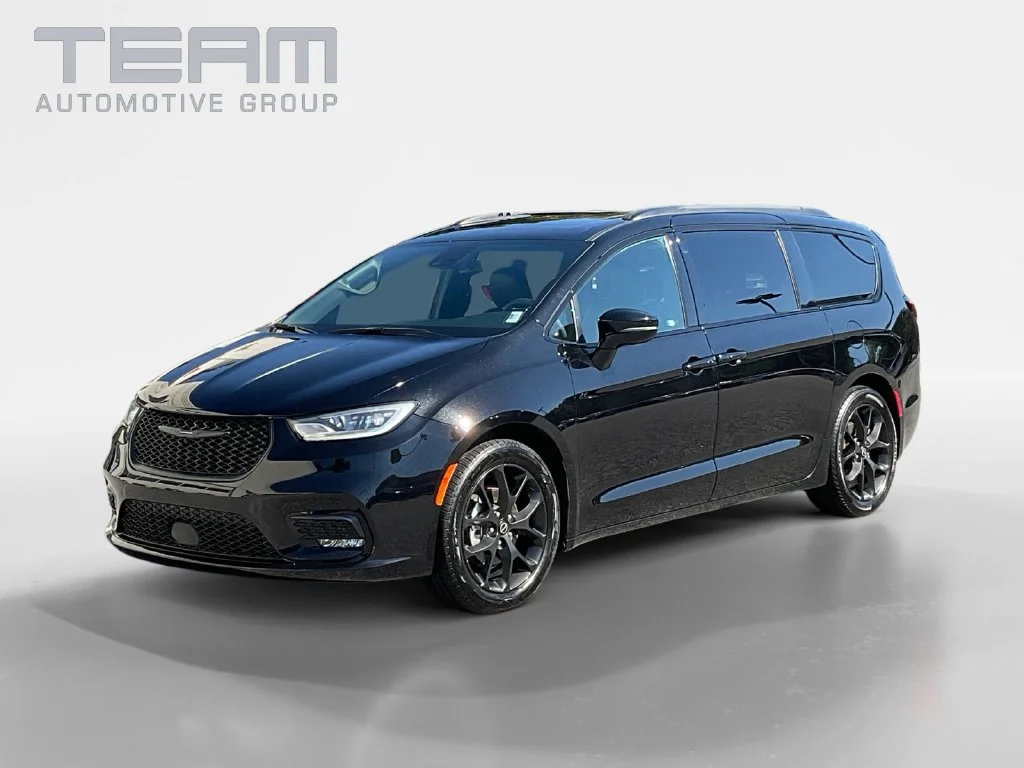 Used 2025 Black Chrysler Limited image 3