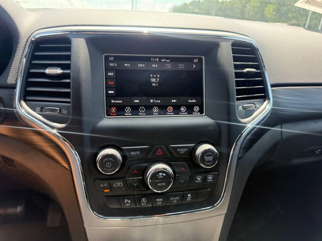 Used 2021 Red Jeep Laredo E image 11