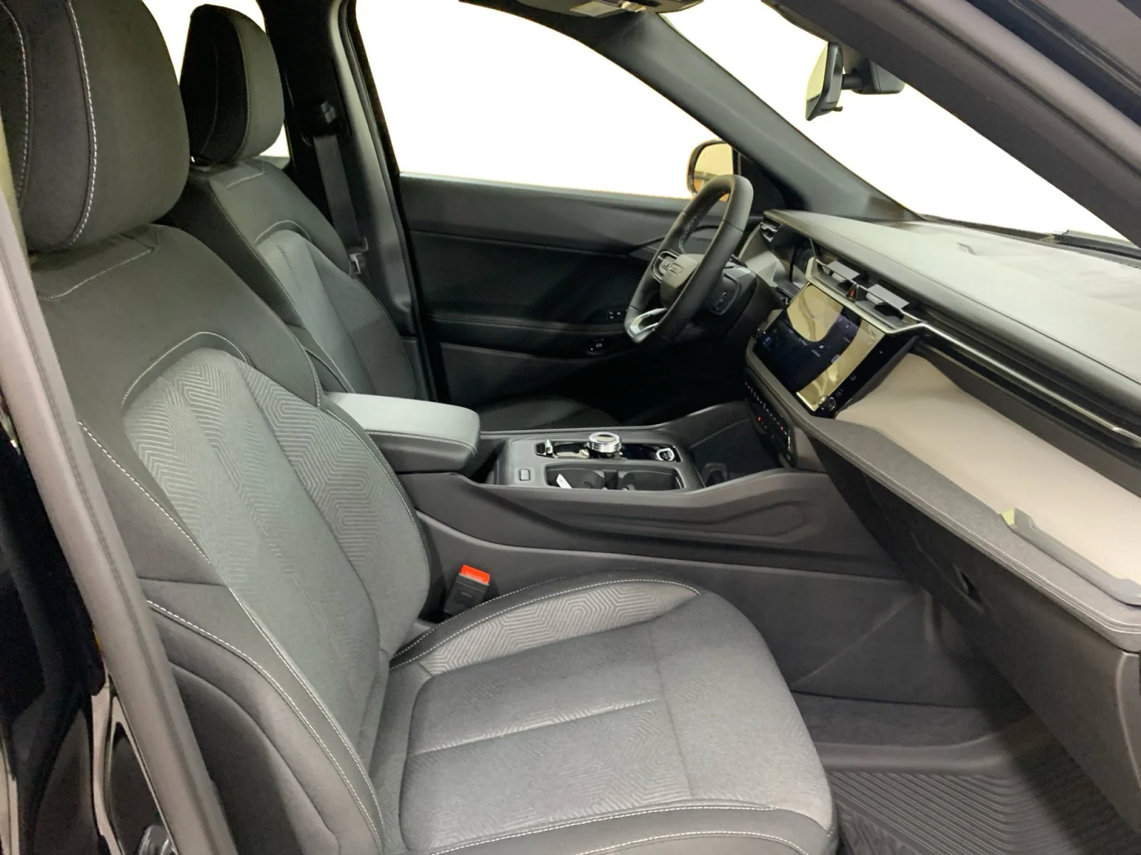 New 2026 Diamond Black Crystal Pearl Jeep Laredo image 17