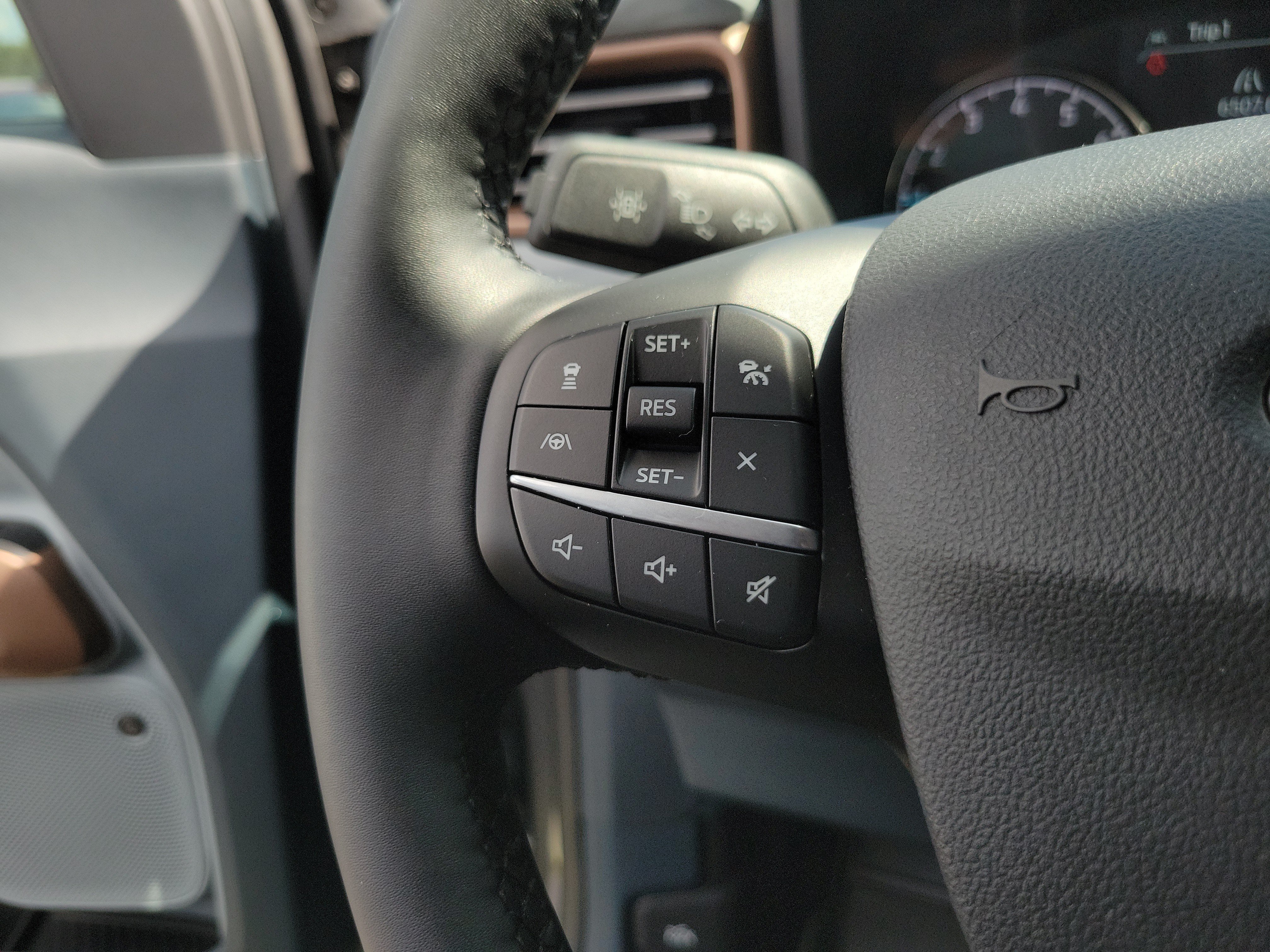 Used 2024 Gray Metallic Ford LARIAT image 26
