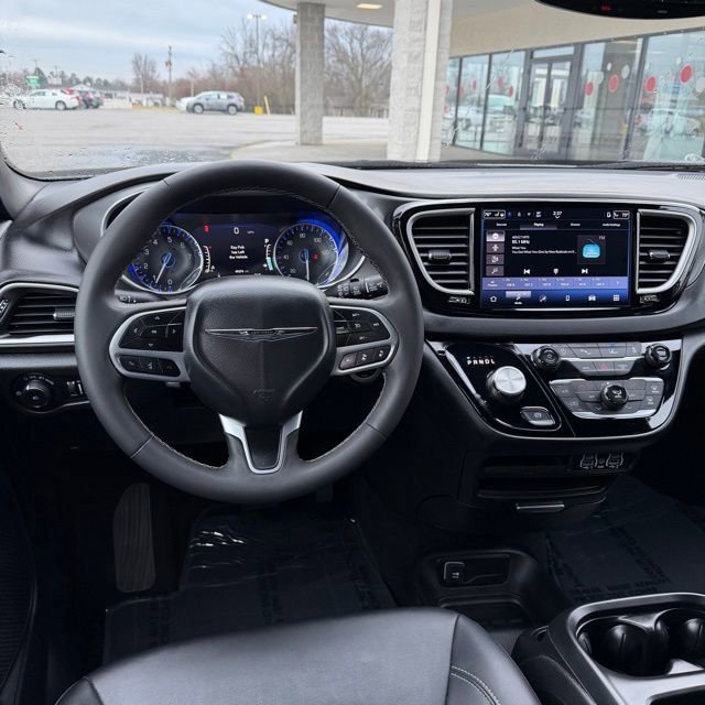 Used 2025  Chrysler Select image 11