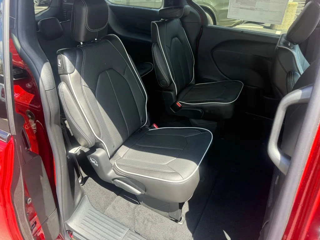 New 2027 Red Hot Pearl-Coat Exterior Paint Chrysler Limited image 53