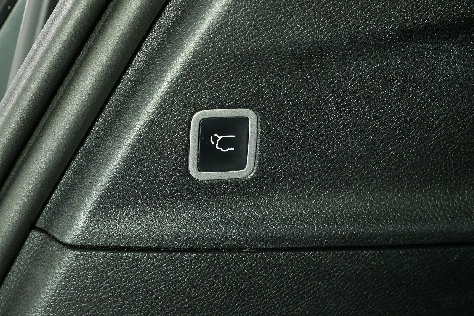 Used 2022 Bright White Clearcoat Chrysler Hybrid Touring L image 34