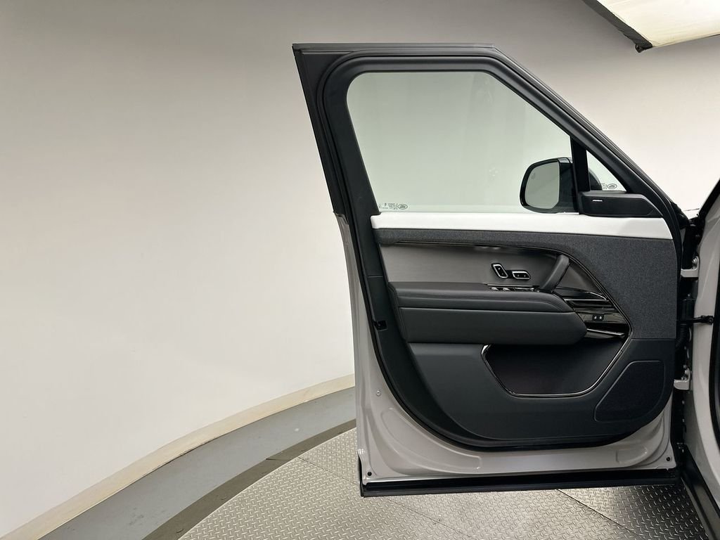 Used 2026 Borasco Grey Metallic Land Rover Dynamic SE image 17