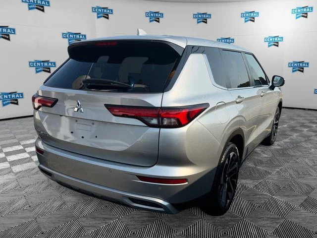 Used 2024 Silver Mitsubishi SE image 5