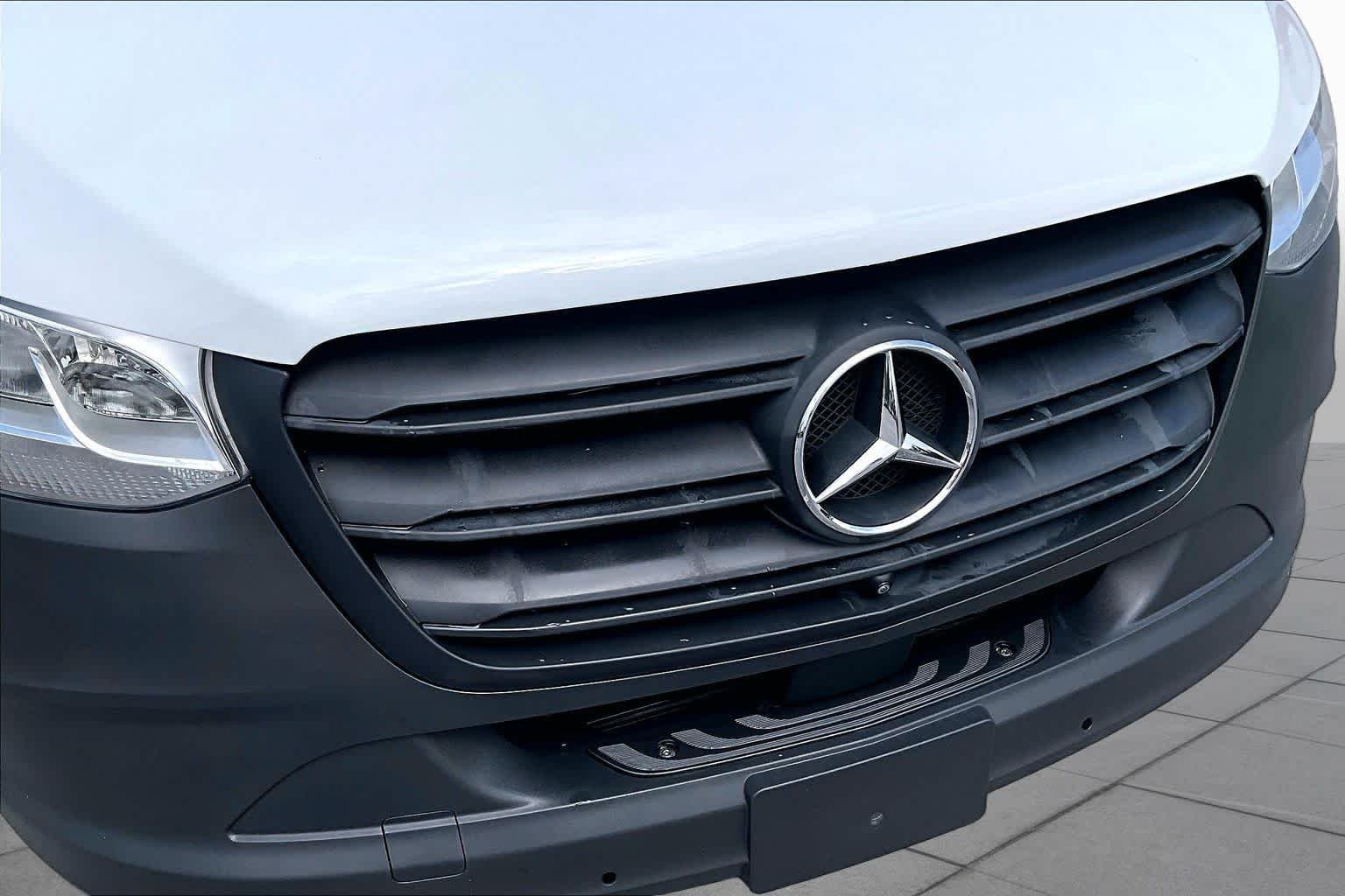 Used 2025 Arctic White Mercedes-Benz  image 32