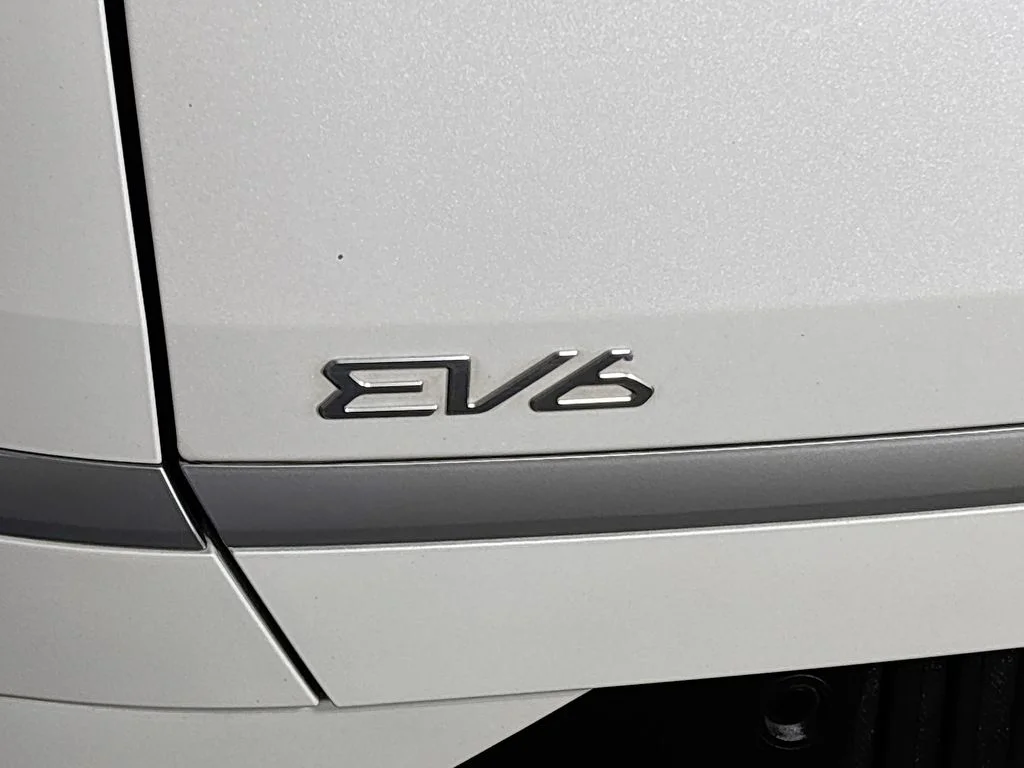 Used 2024 Snow White Pearl Kia Light image 24