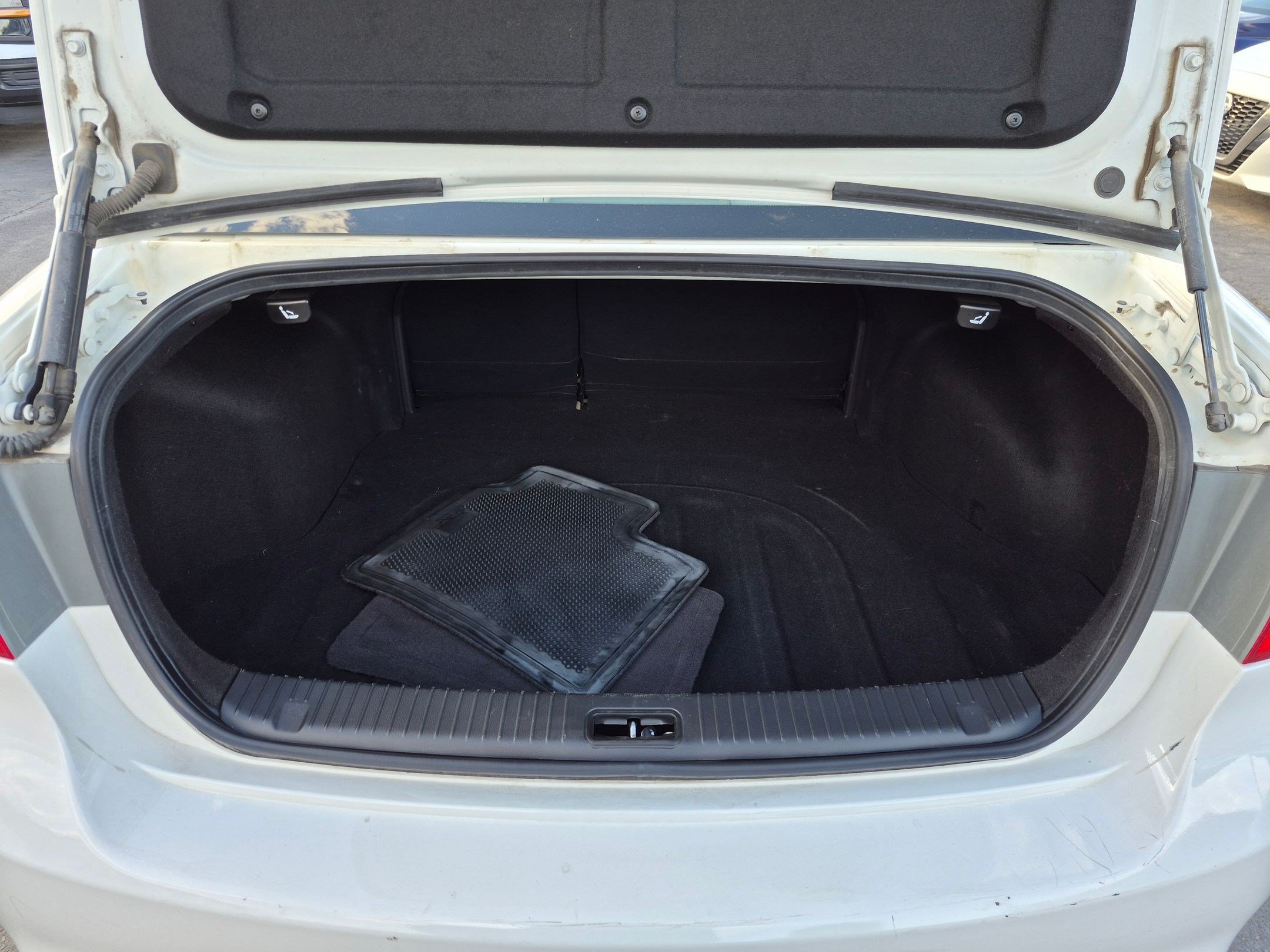 Used 2010 White Kia LX image 27
