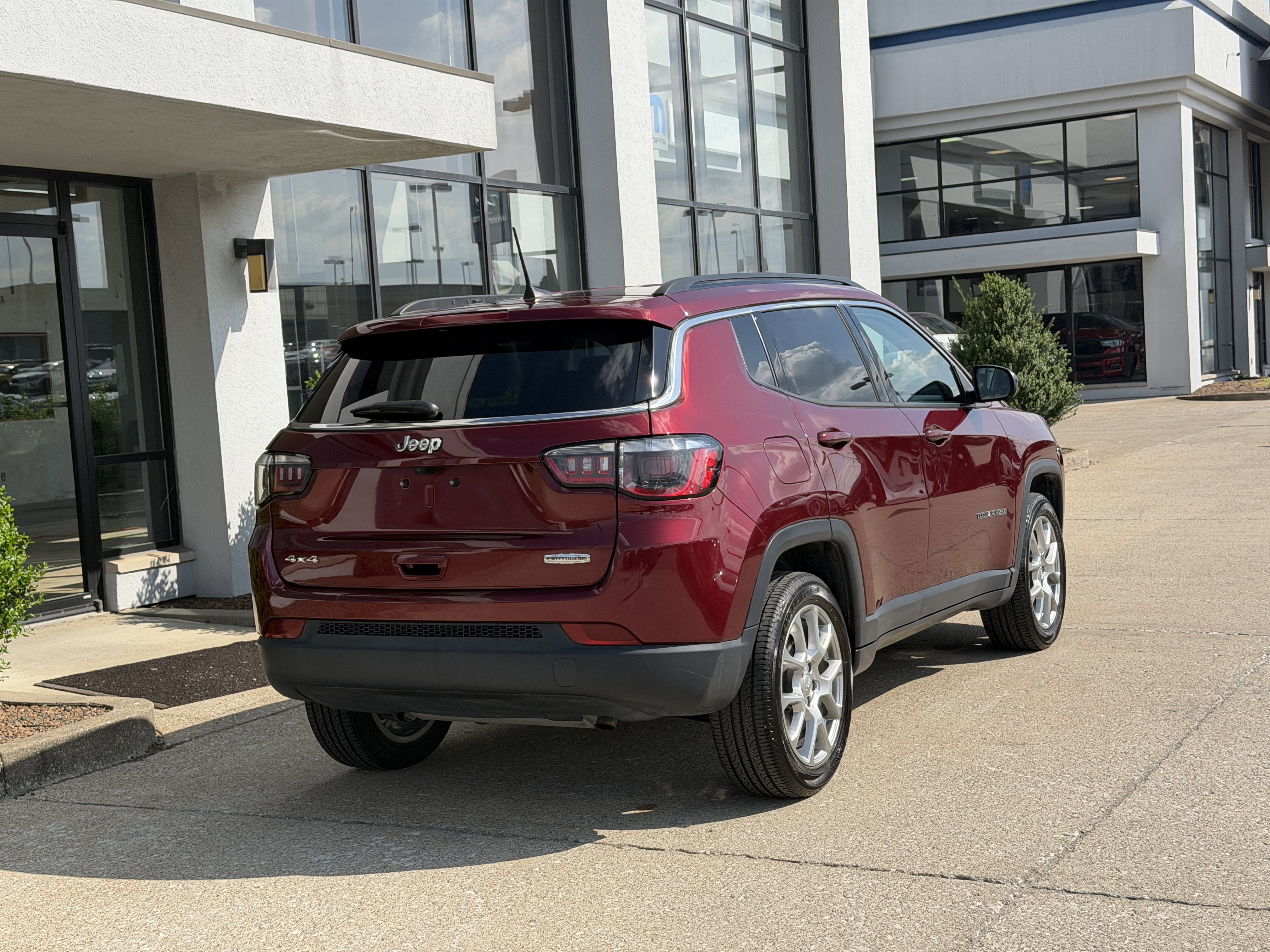 Used 2022 Velvet Red Pearlcoat Jeep Latitude Lux image 5
