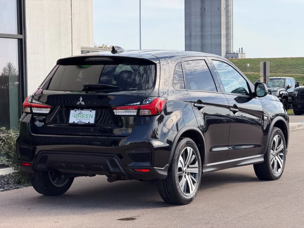 Used 2022 Black Mitsubishi 2.0 SE image 5