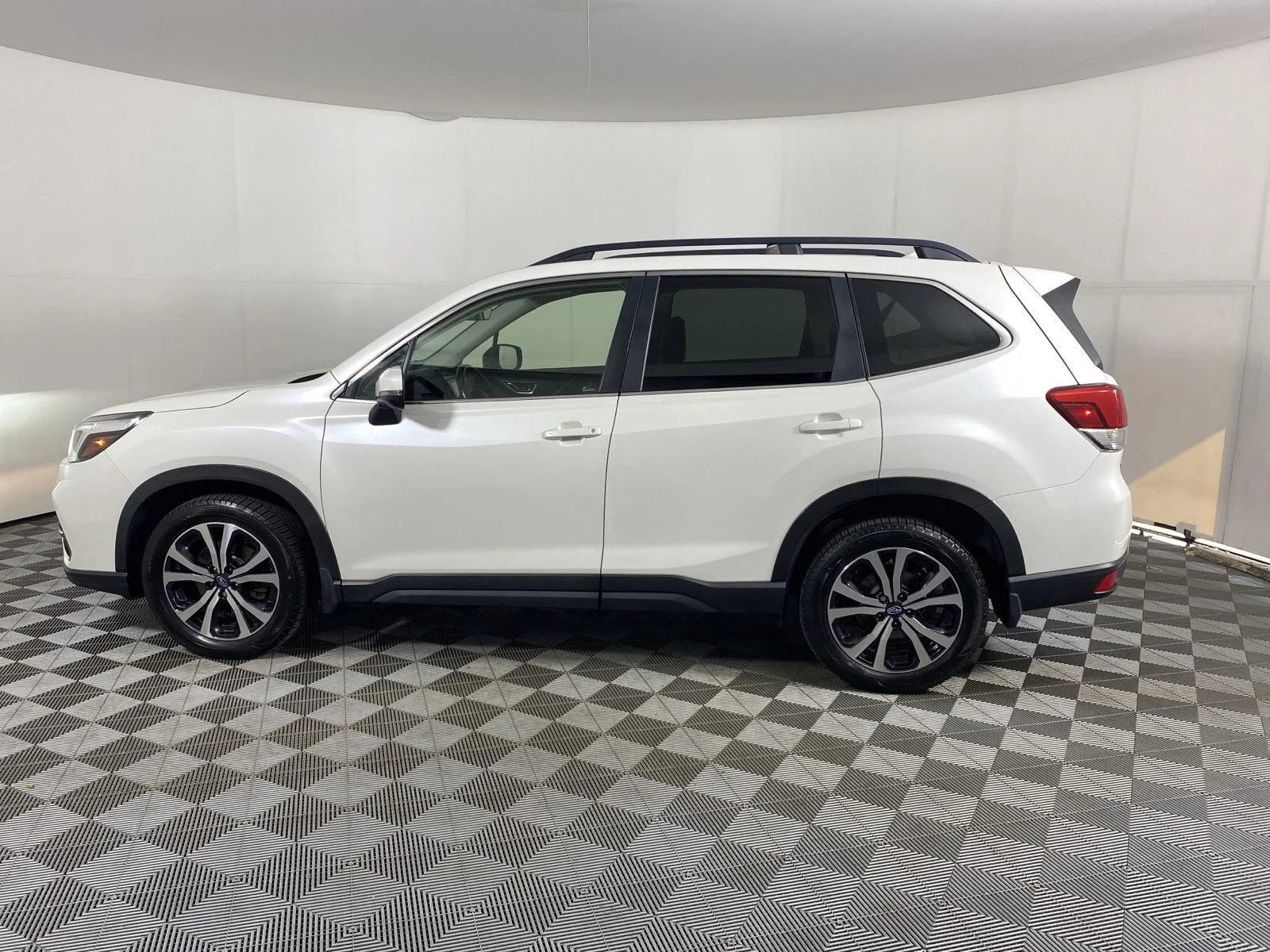 Used 2019 Crystal White Pearl Subaru Limited image 4
