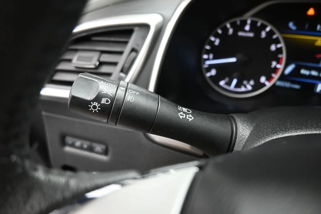 Used 2016 Silver Nissan SL image 12