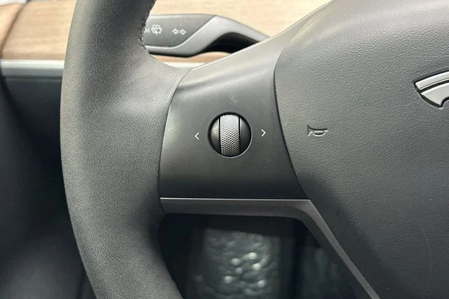 Used 2023  Tesla Base image 29
