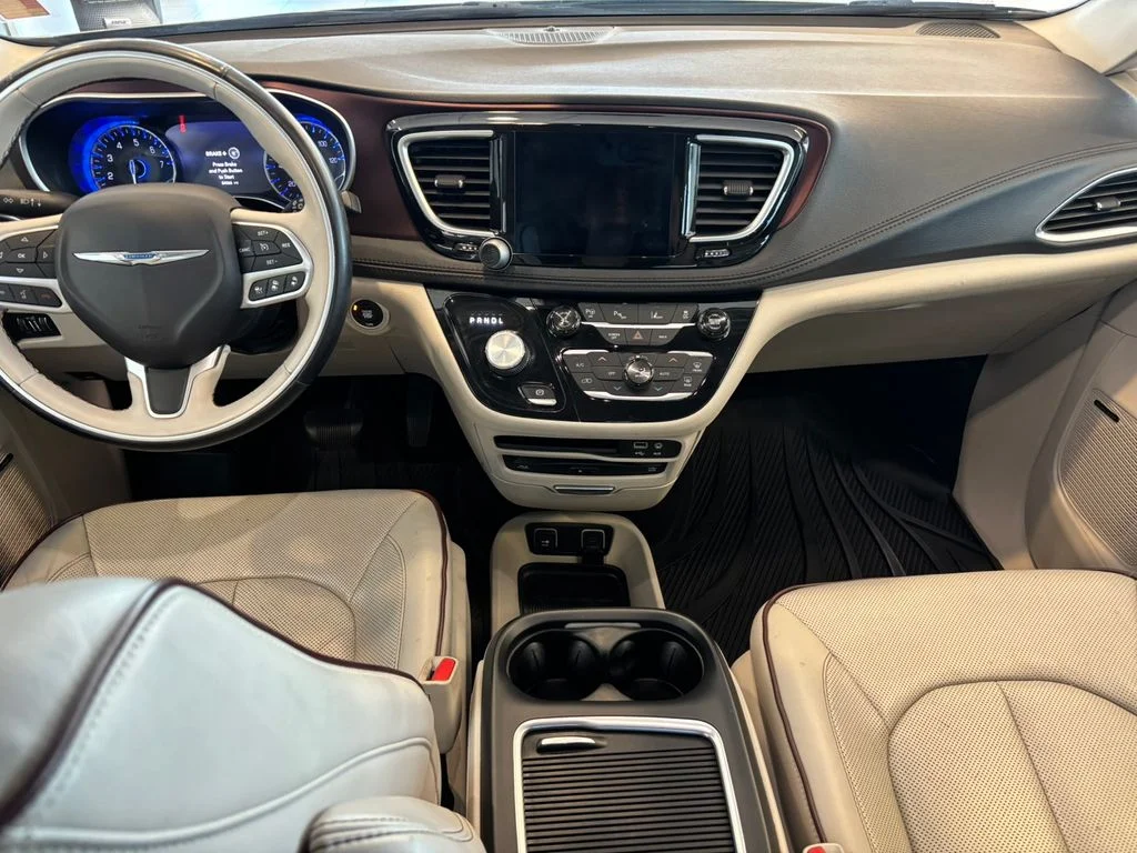 Used 2017 Silver Chrysler Limited image 27