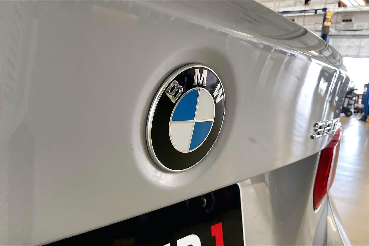 Used 2018 Glacier Silver Metallic BMW 320i image 31