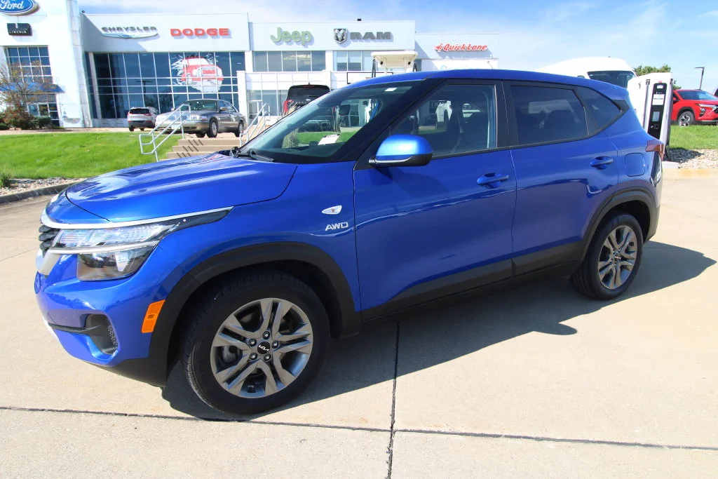 Used 2022 Neptune Blue Kia LX image 16
