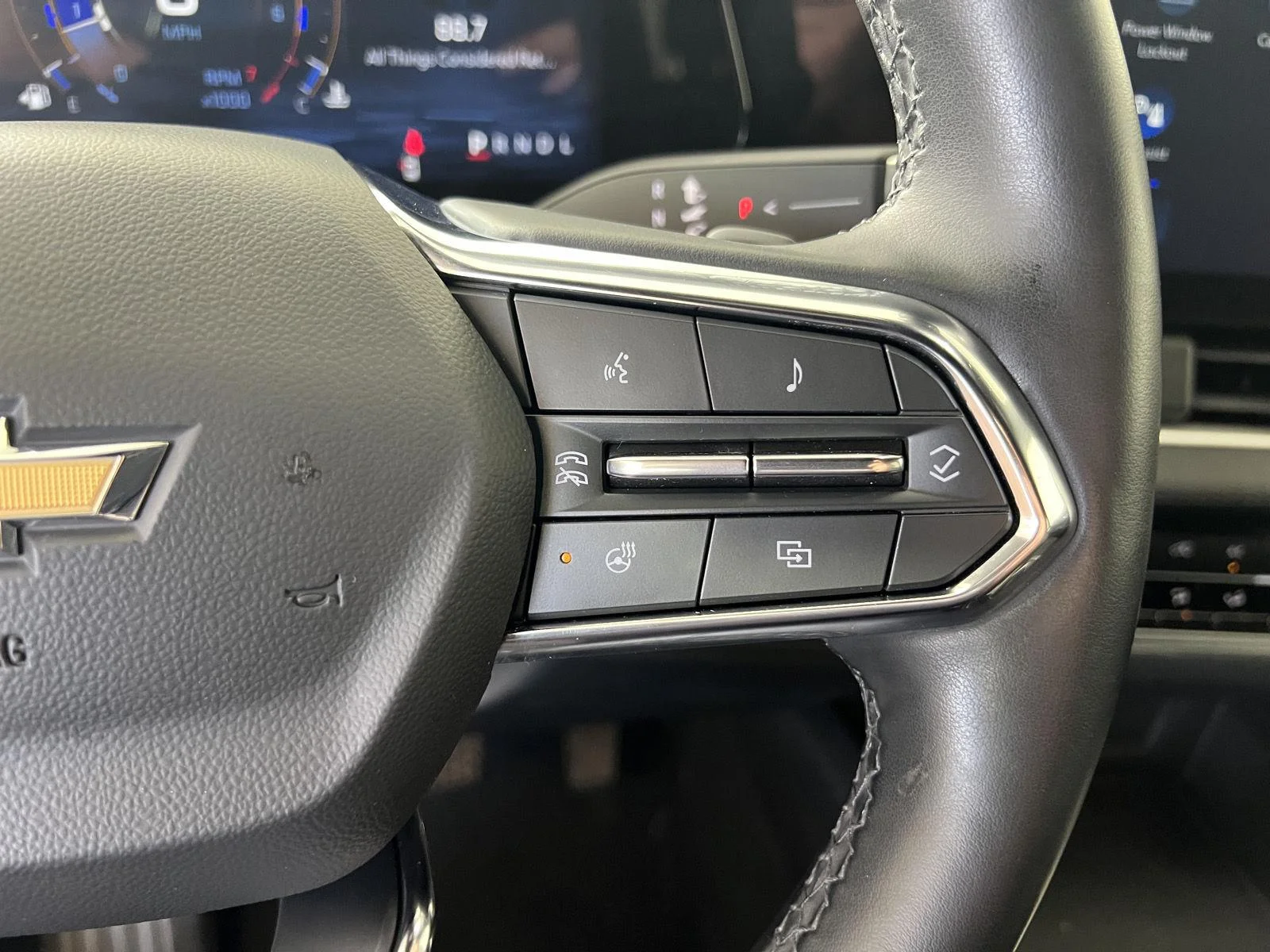 Used 2025 Summit White Chevrolet LT image 10