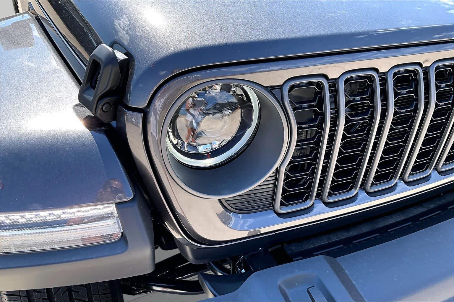 New 2026 Granite Crystal Metallic Clear-Coat Exterior Paint Jeep Sahara image 14