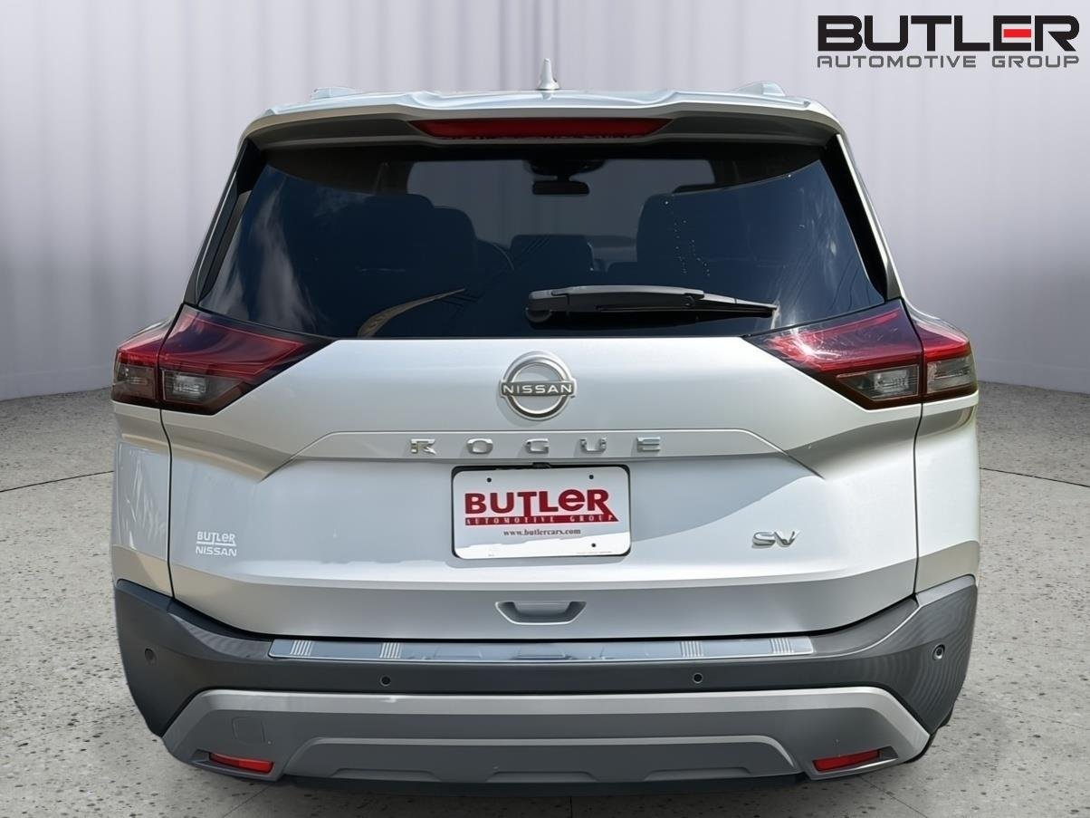 Used 2022 Brilliant Silver Metallic Nissan SV image 5