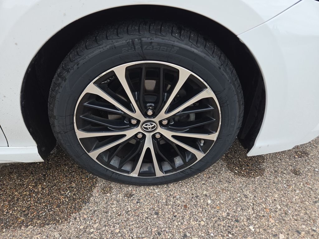 Used 2018 Super White Toyota SE image 23