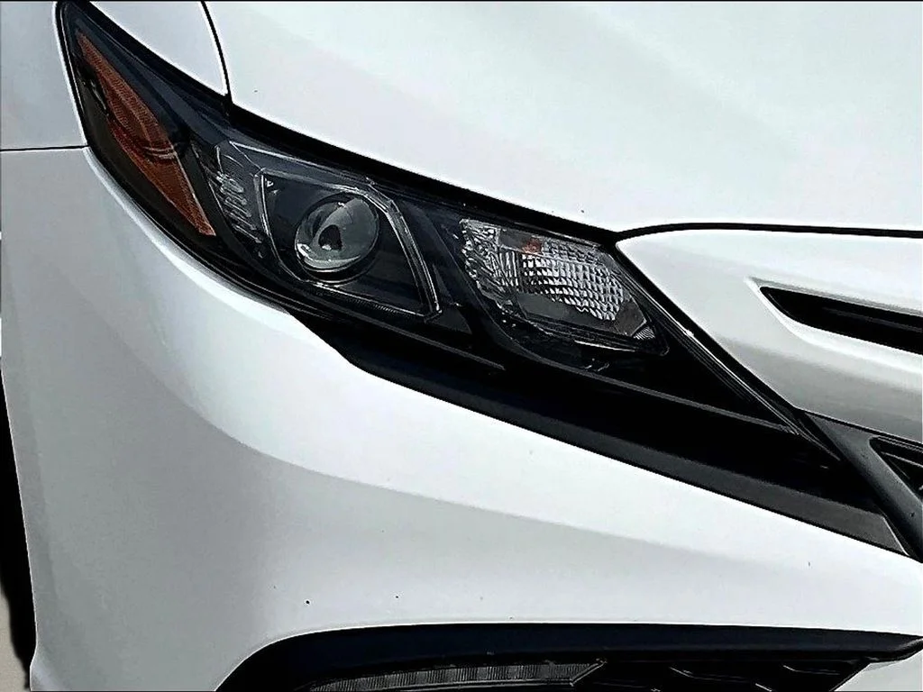 Used 2022 White Toyota SE Nightshade image 32