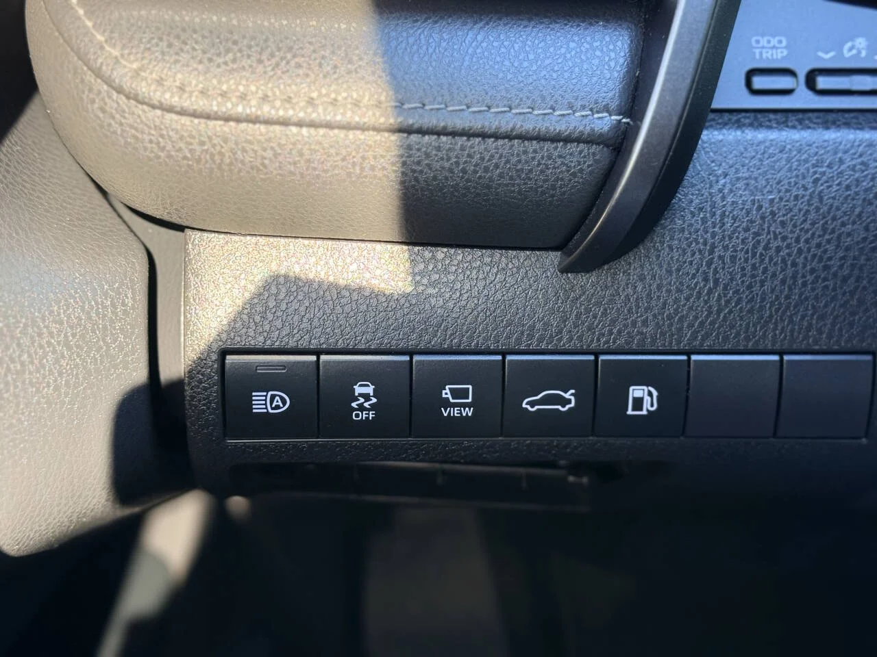 Used 2018 White Toyota XSE V6 4dr Sedan image 24
