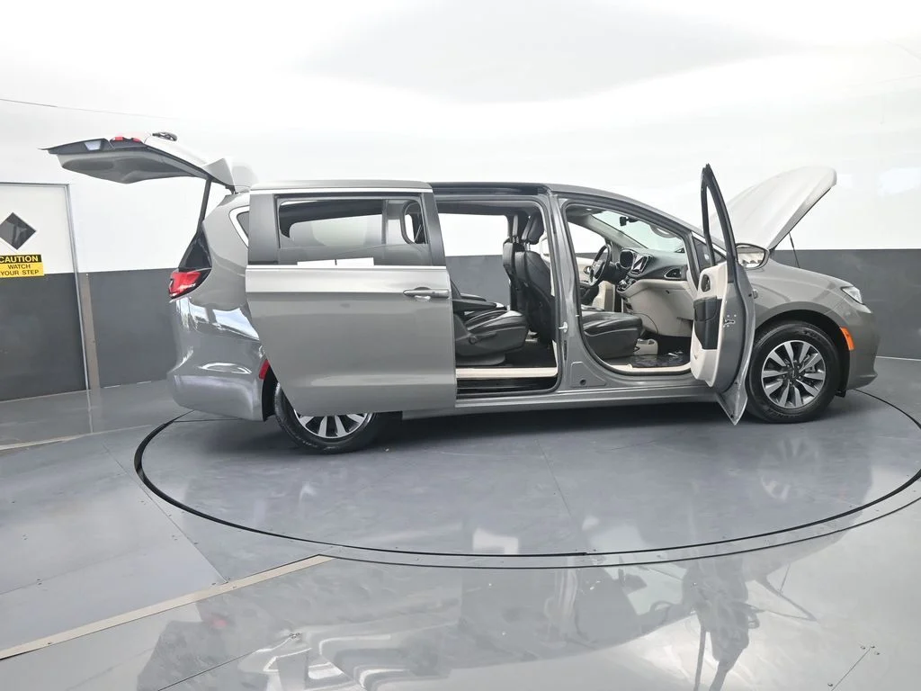Used 2022 Ceramic Gray Clearcoat Chrysler Touring L image 76