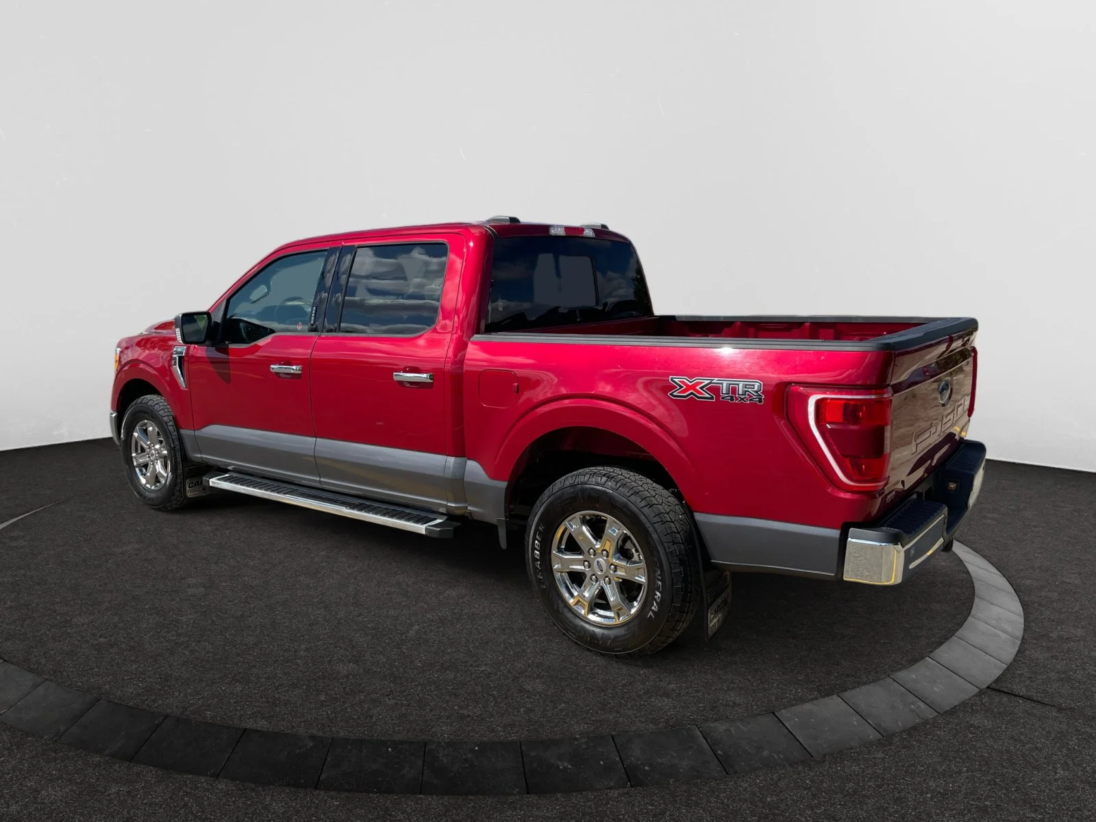 Used 2022 Red Ford XLT SuperCrew image 3