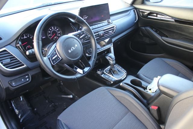 Used 2023 White Kia S image 3