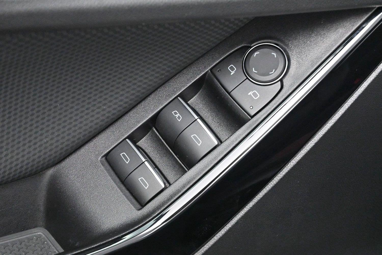Used 2025 Sterling Gray Metallic Chevrolet FWD RS image 13