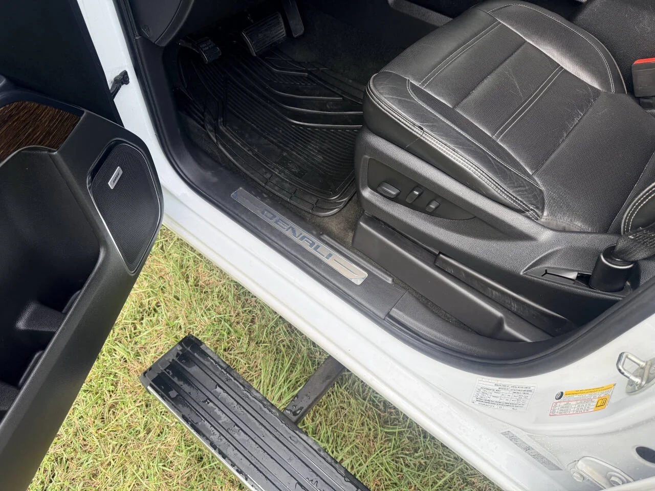 Used 2018 White GMC Denali 4x4 4dr Crew Cab 5.8 ft. SB image 11