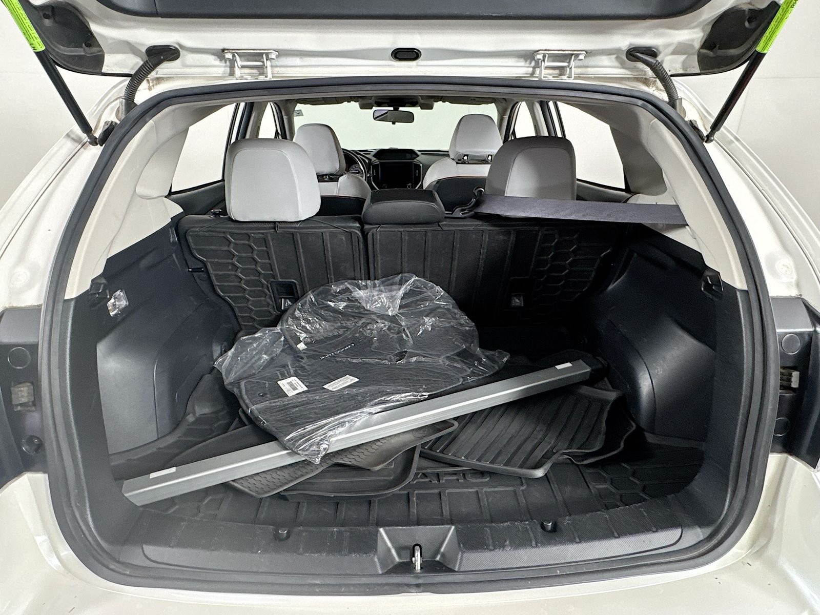 Used 2022 Crystal White Pearl Subaru Limited image 19