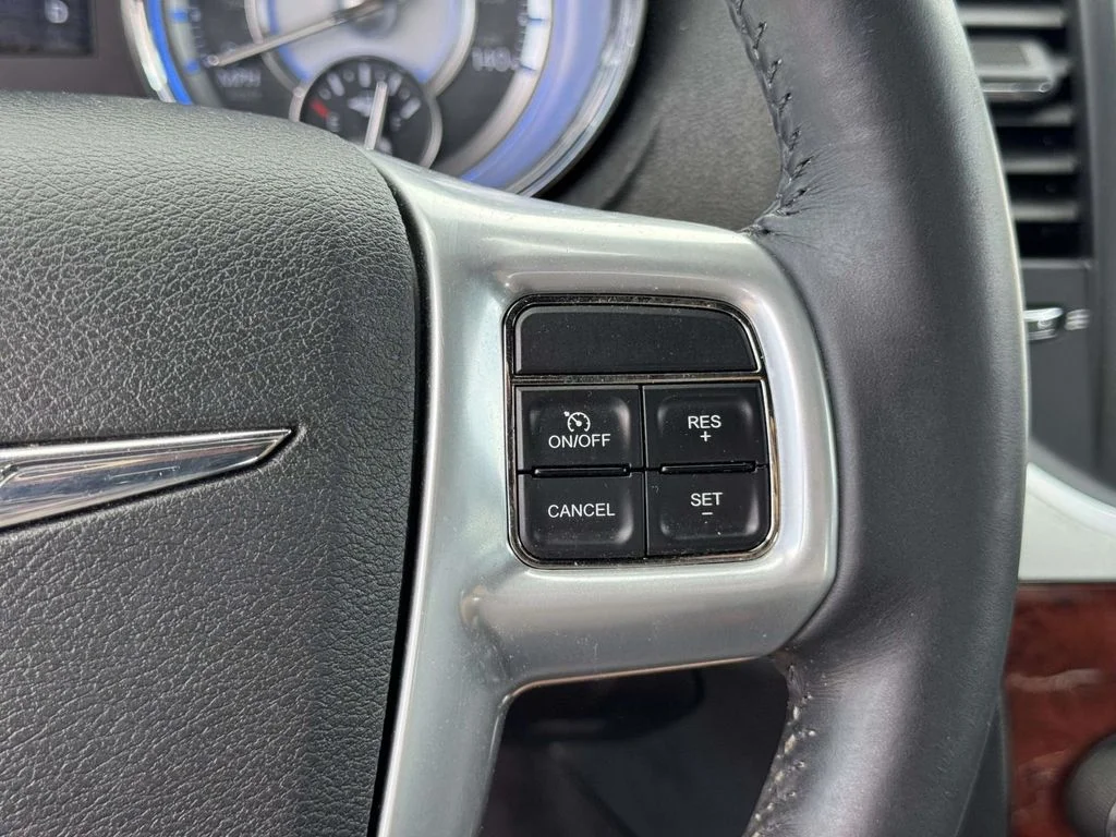 2013 Chrysler 300 Base - Photo 23