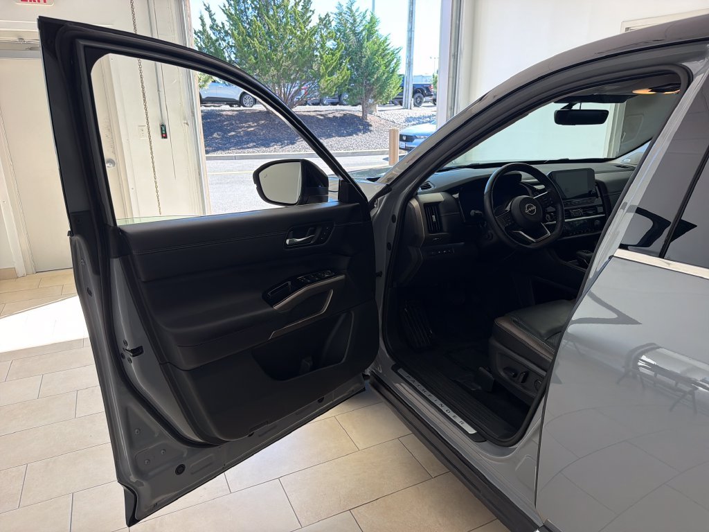 Used 2024 2t Gry Blk Roof Nissan Platinum image 10